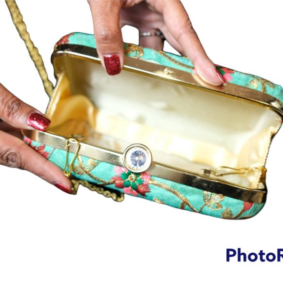 Green Clutch with  embroidery -hand made - Picture 2 of 8